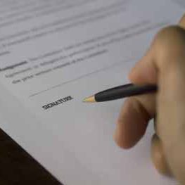 What is the role of trustees at a golf club?