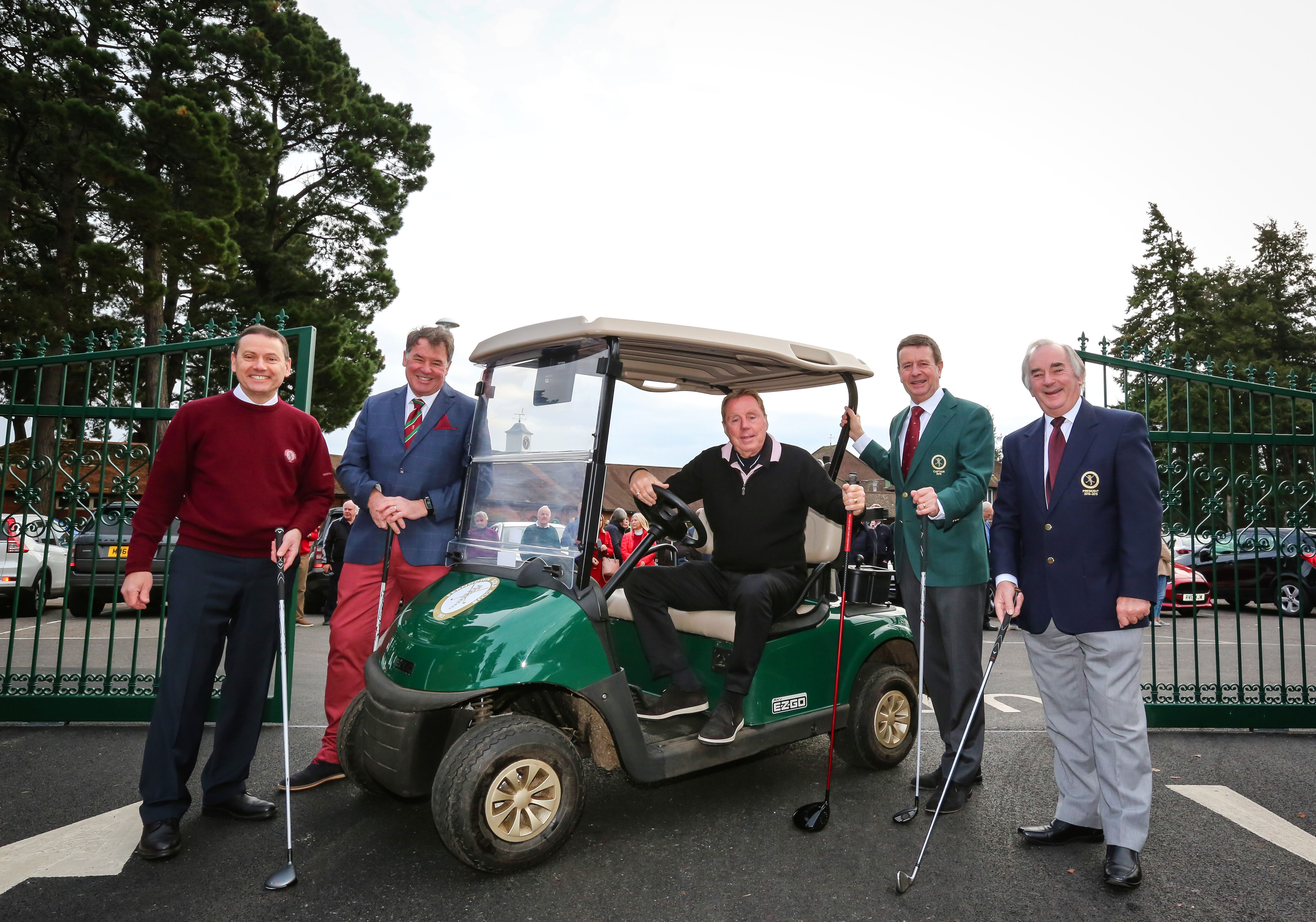 Harry Redknapp opens golf club’s new entry gates