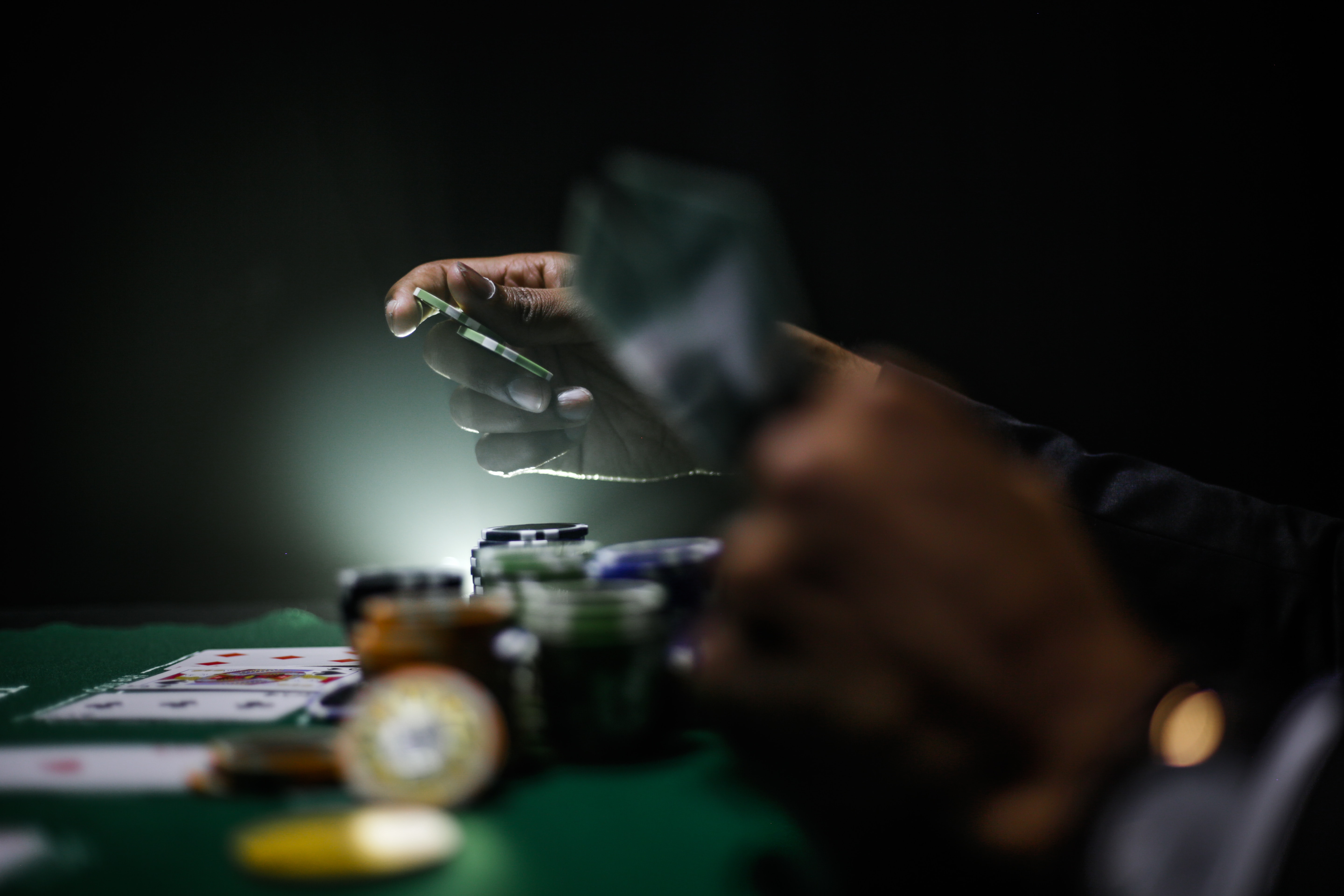 How does the prize money in golf compare to gambling disciplines?