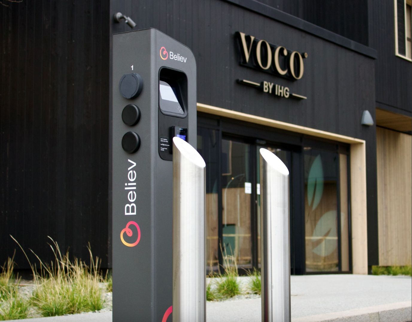 ‘Net zero carbon hotel’ installs EV charge point